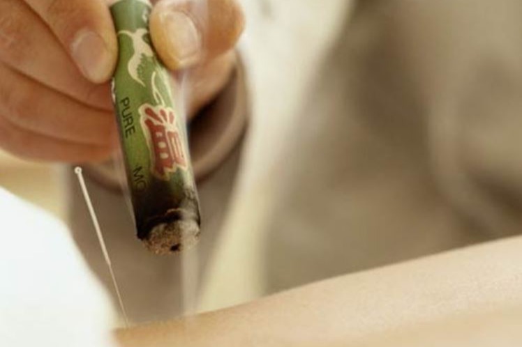 Moksibusi, adalah teknik dalam pengobatan melibatkan pembakaran ramuan tanaman mugwort untuk memanaskan titik-titik akupunktur tertentu pada tubuh.