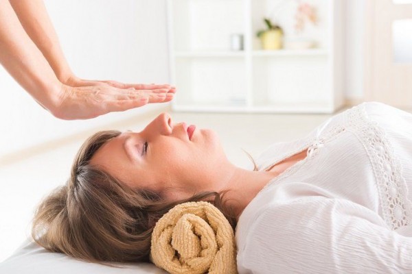 Reiki adalah sebuah metode penyembuhan alternatif yang berasal dari Jepang. Kata "Reiki" berarti "energi kehidupan universal".